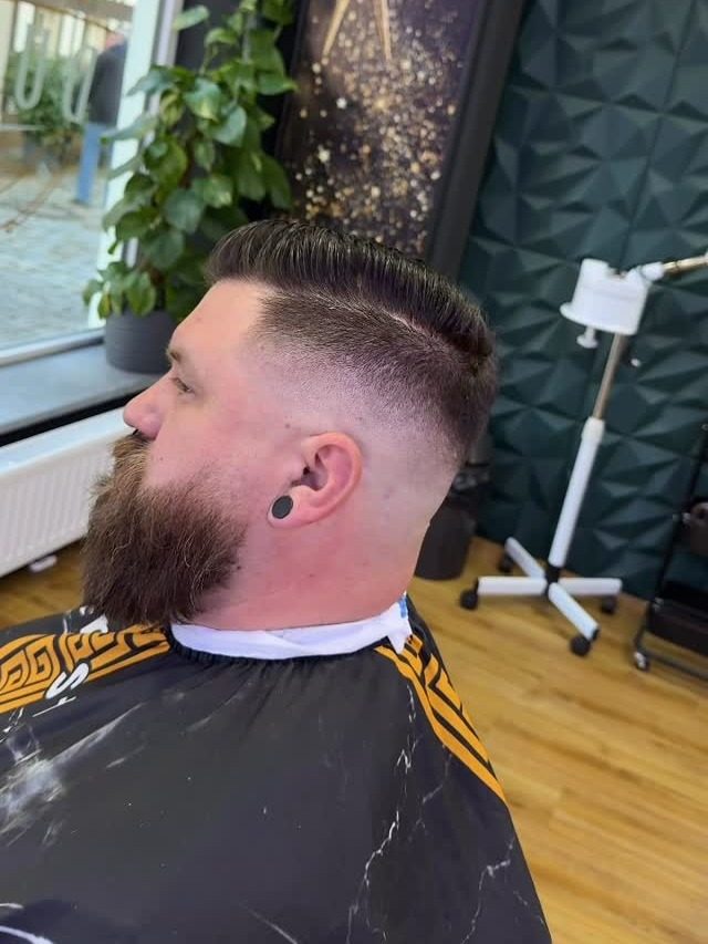 Seitenscheitel mit Fade und Bart